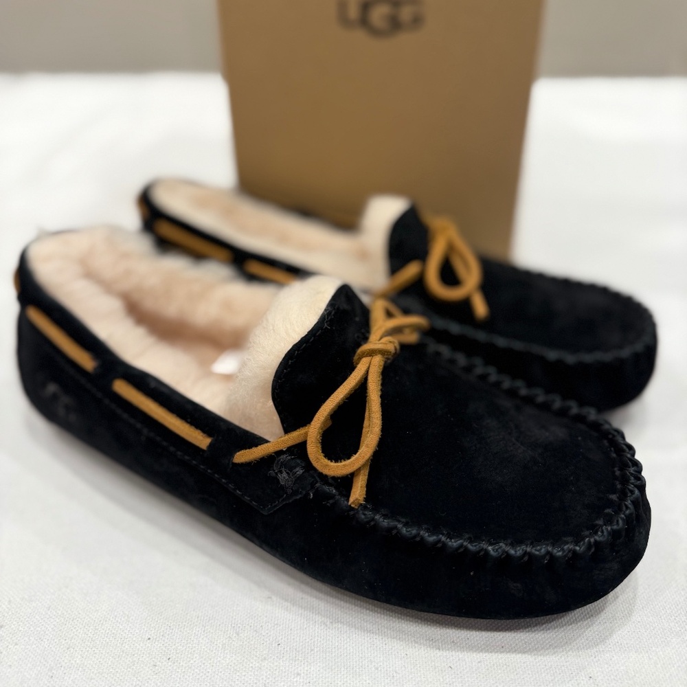 UGG Women's Dakota Moccasin Slipper Size 6 Color Black